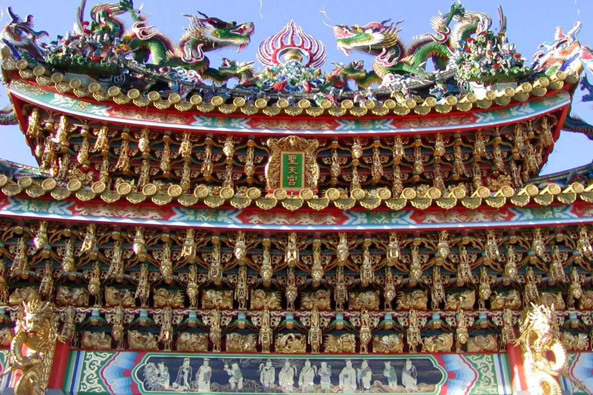 ลวดลายแกะสลักสีทองบนหลังคาวัดเซย์เท็งกิว