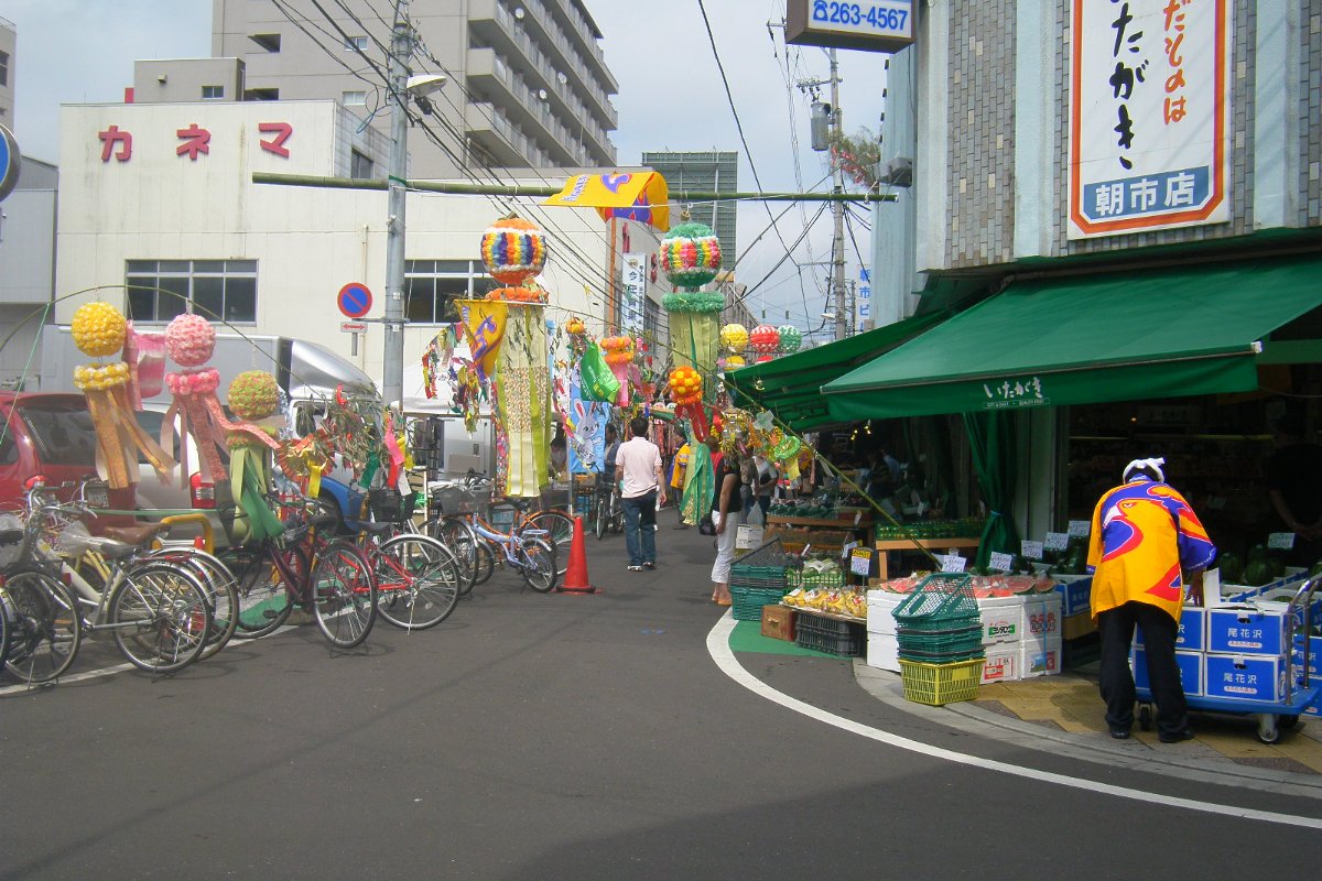 ร้านผักและผลไม้ริมทางในตลาดเช้าเซ็นได