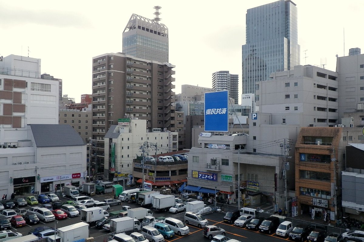 ทางเดินแคบระหว่างร้านค้าในตลาดเช้าเซ็นได