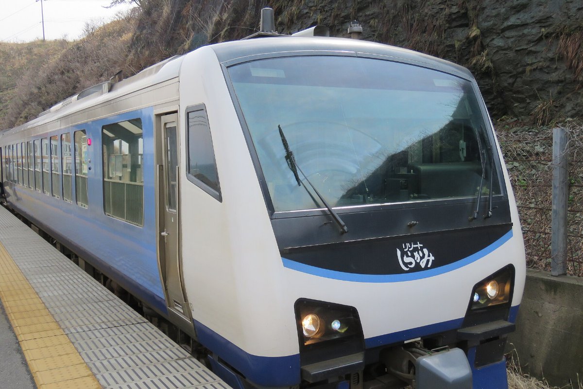 รถไฟรีสอร์ตชิรากามิจอดที่สถานีเซ็นโจจิกิ