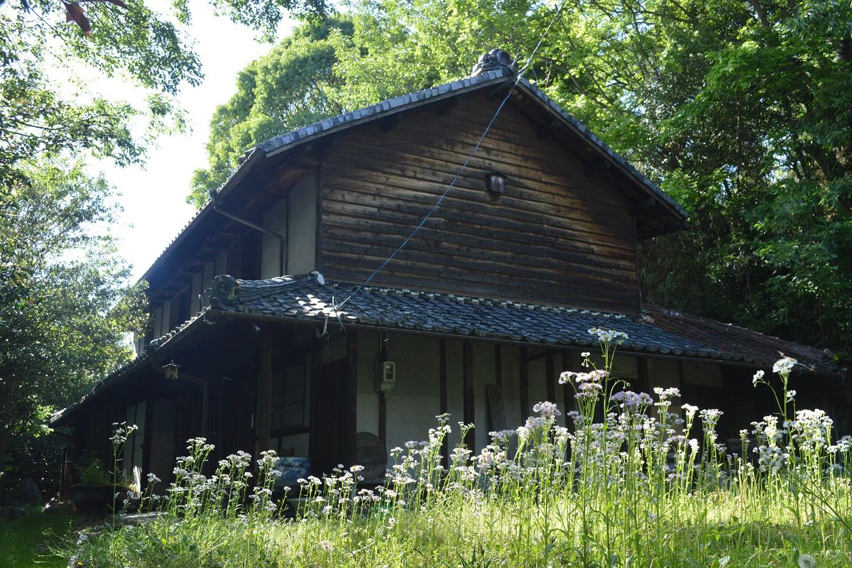บ้านเก่าริมทางกำแพงเตาเผา