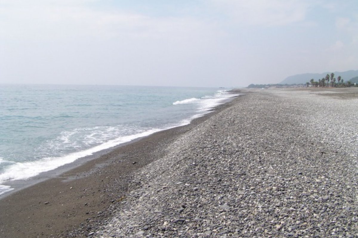 หาดหินกรวดชิจิริมิฮามะทอดยาวเลียบทะเล