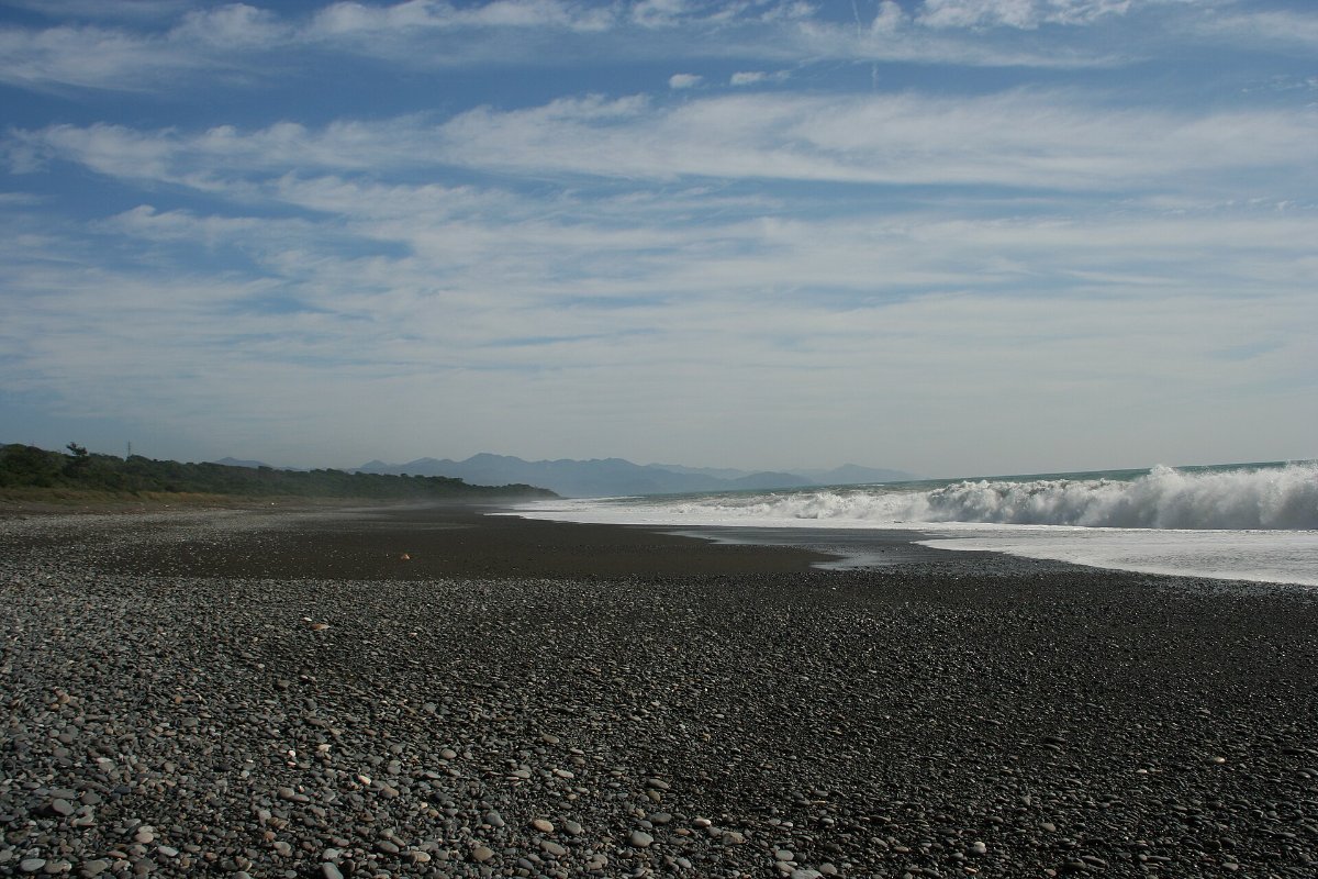 คลื่นซัดหาดหินกรวดสีเข้มที่ชิจิริมิฮามะ