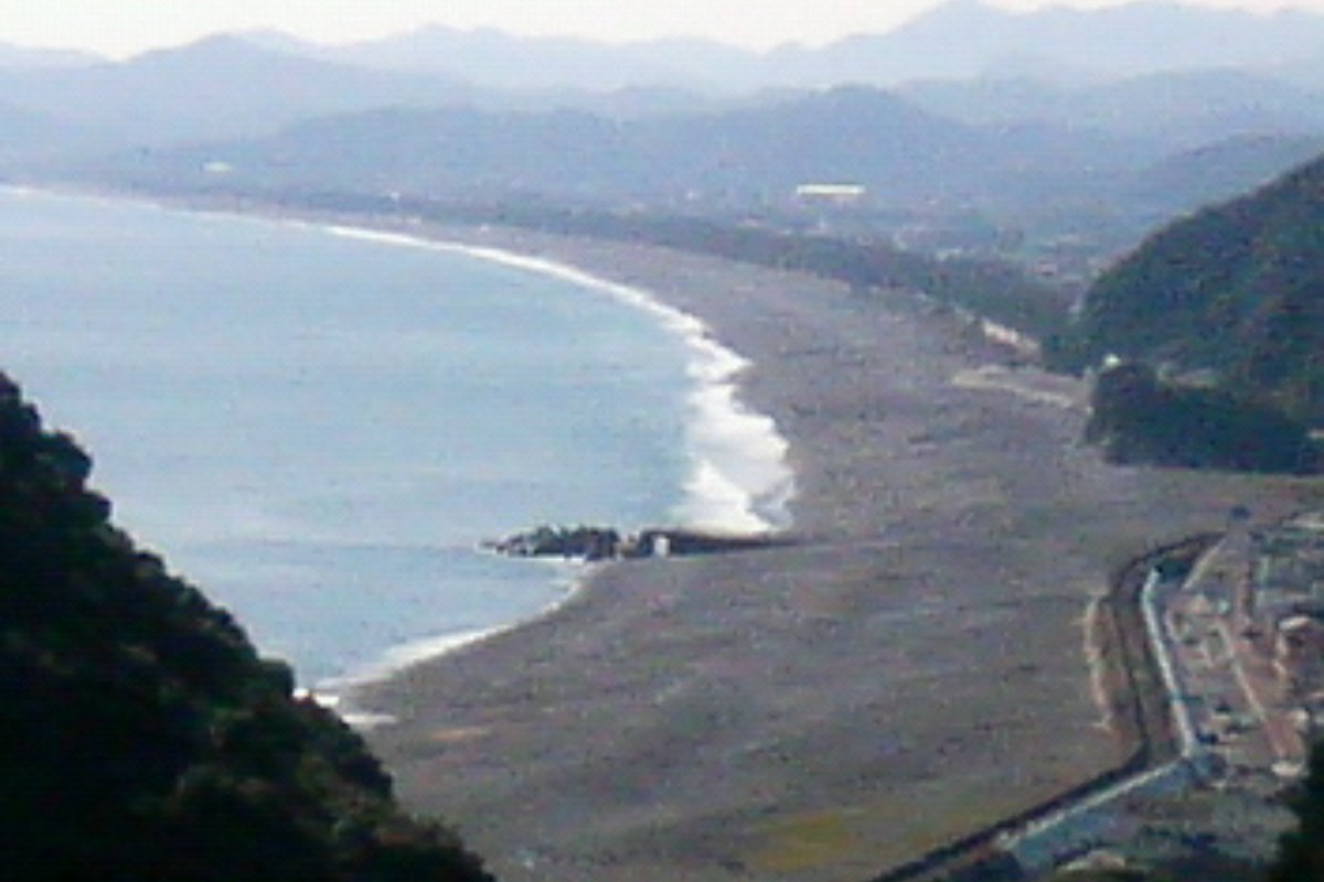 แนวหาดโค้งยาวของชิจิริมิฮามะมองจากที่สูง