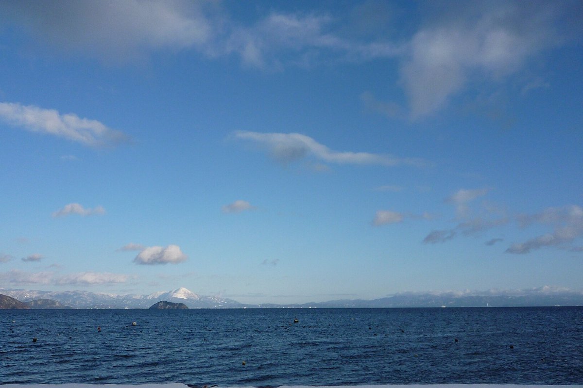 หาดทรายริมทะเลสาบบิวะมีแนวต้นสนและน้ำสงบ หาดอิมาซึ เมืองทาคาชิมะ ชิงะ
