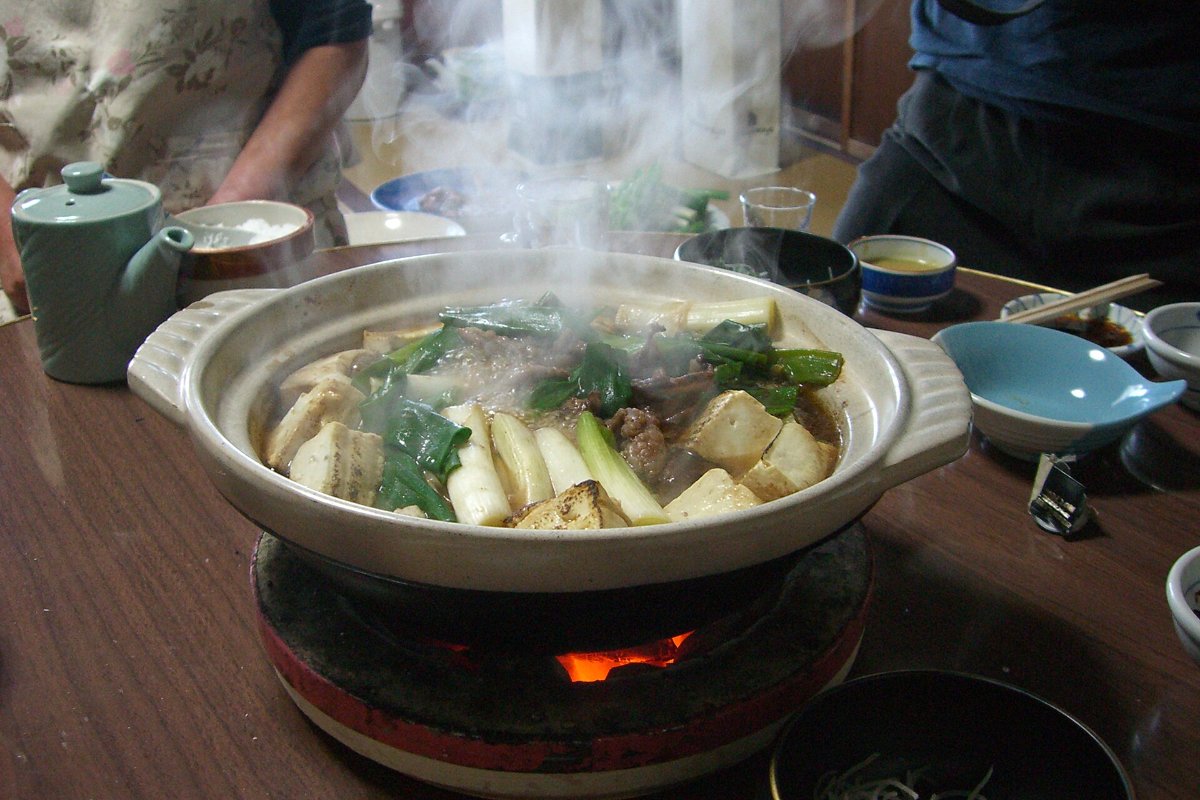 หม้อเป็ดป่าเนื้อสีแดงเข้มกับผักและเต้าหู้กำลังเดือด คาโมะซูกิ นางาฮามะ ชิงะ