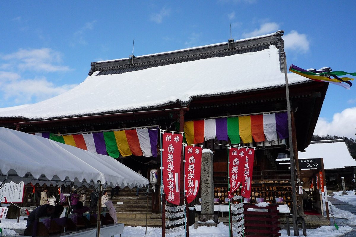 ร้านแผงลอยและผู้คนเดินเที่ยวงานวัดบนถนนเก่าโฮคโคกุไคโดยามค่ำ เมืองนางาฮามะ ชิงะ