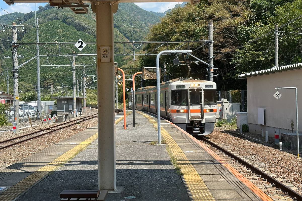 รถไฟสายมิโนบุที่สถานีชิโมเบะออนเซ็น