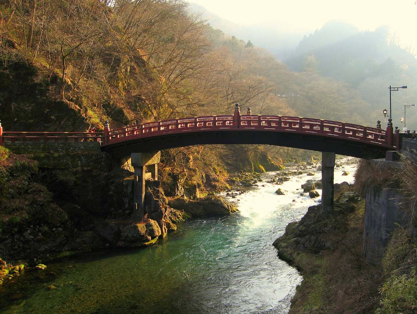 สะพานชินเกียวในฤดูใบไม้ร่วง