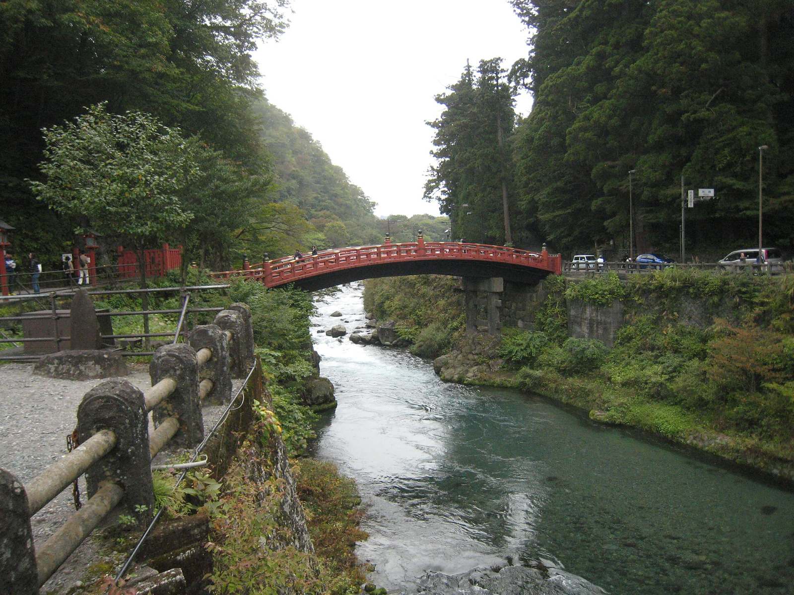 สะพานชินเกียวมองจากริมแม่น้ำ