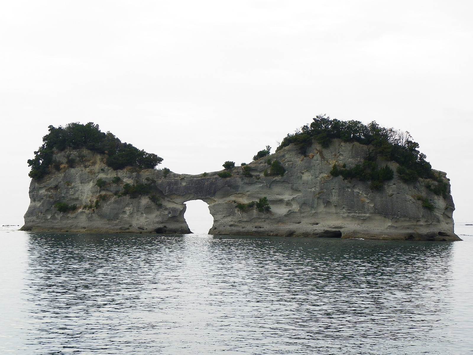 เกาะเอ็นเก็ตสึที่มีรูกลมกลางเกาะ