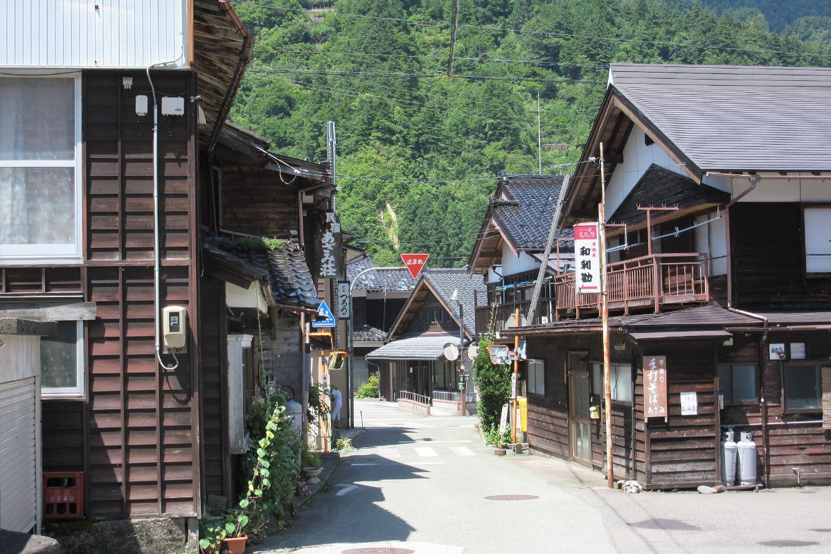 บ้านเรือนเก่าในหมู่บ้านชิรามิเนะ เมืองฮาคุซัง