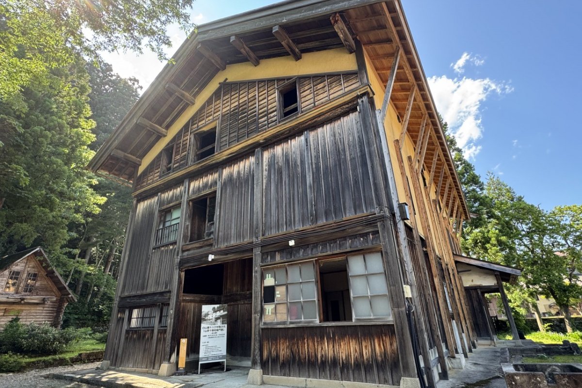 บ้านไม้หลายชั้นแบบดั้งเดิมในเขตอนุรักษ์หมู่บ้านชิรามิเนะ