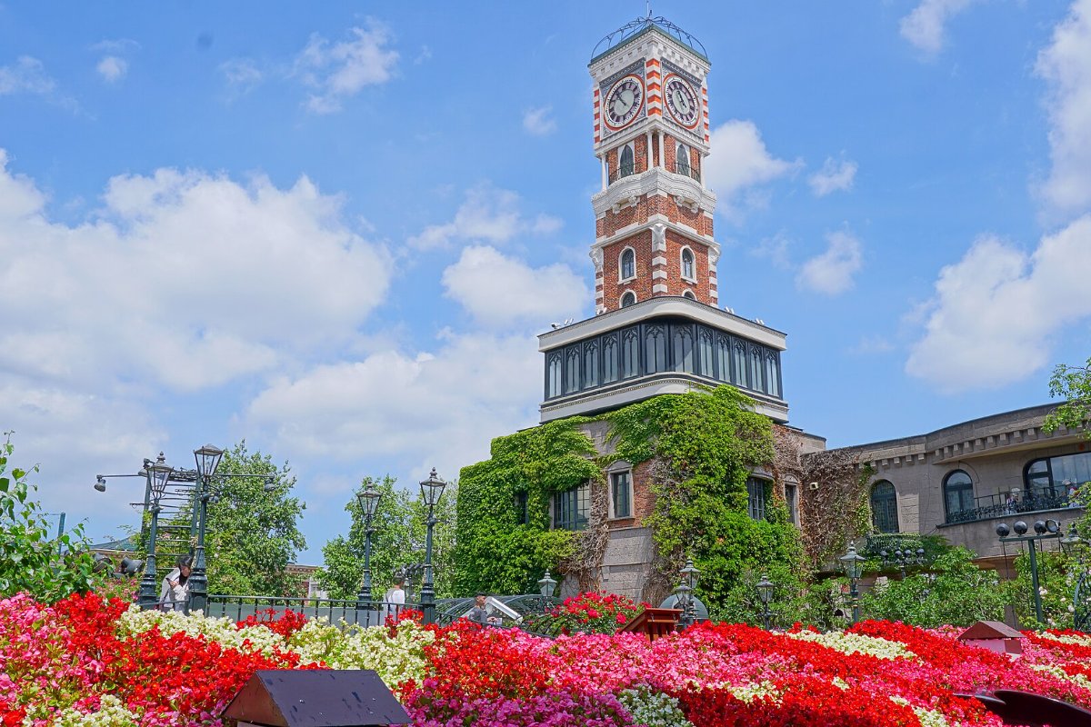 อาคารหอนาฬิกาและสวนดอกไม้สีแดงที่ชิโรอิโคอิบิโตะพาร์ก