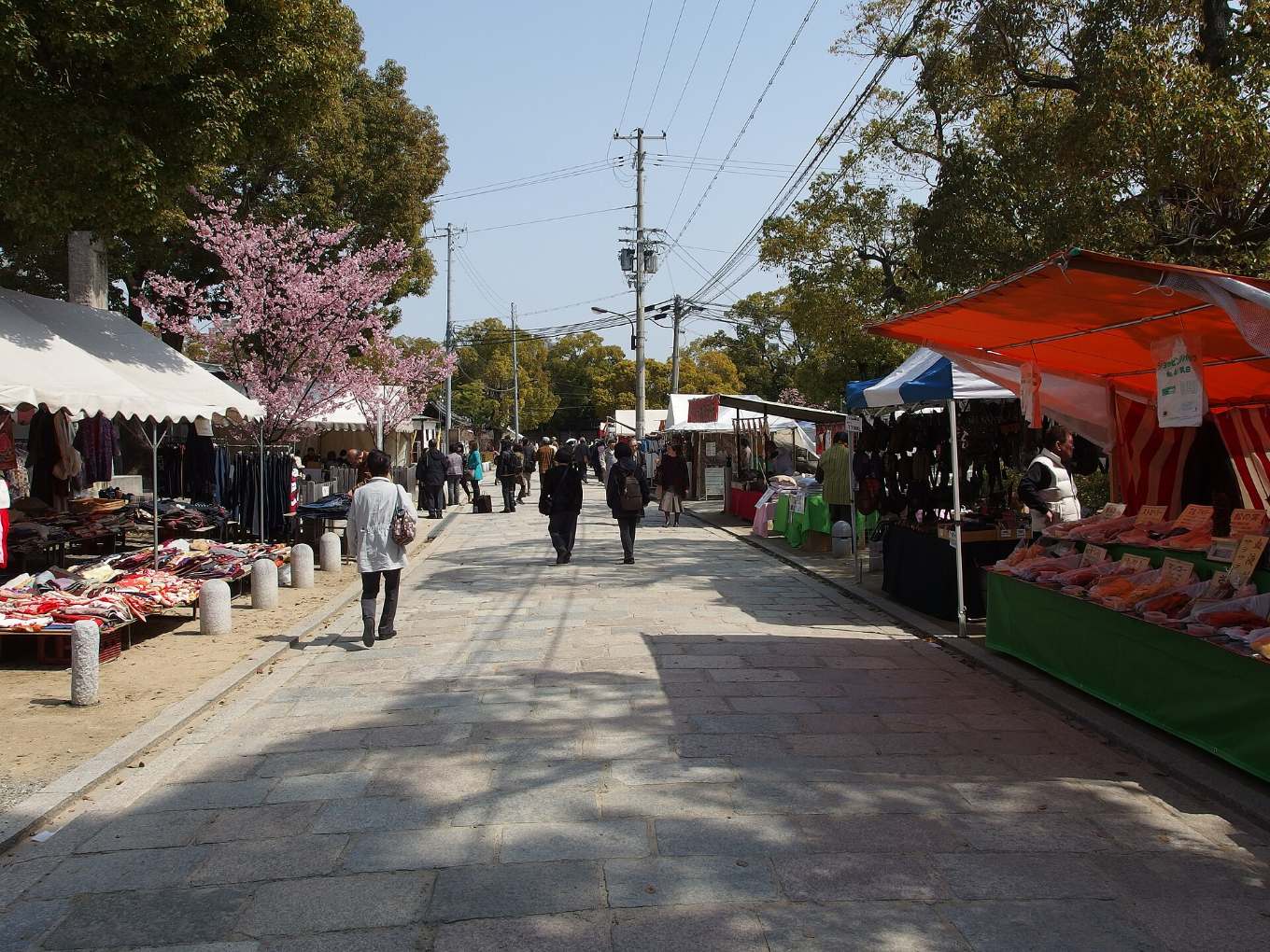แผงตลาดนัดในวัดชิเทนโนจิ
