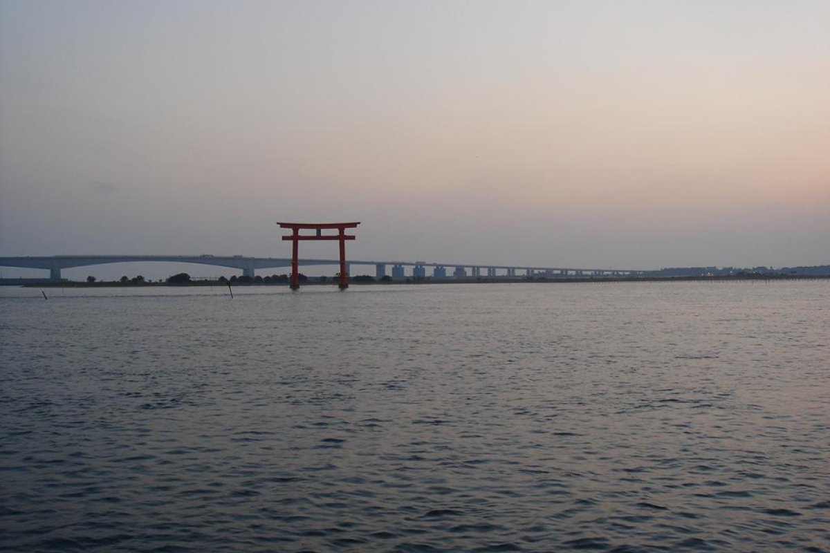 ทอริอิสีแดงลอยอยู่บนทะเลสาบฮามานะที่เบนเท็นจิมะ