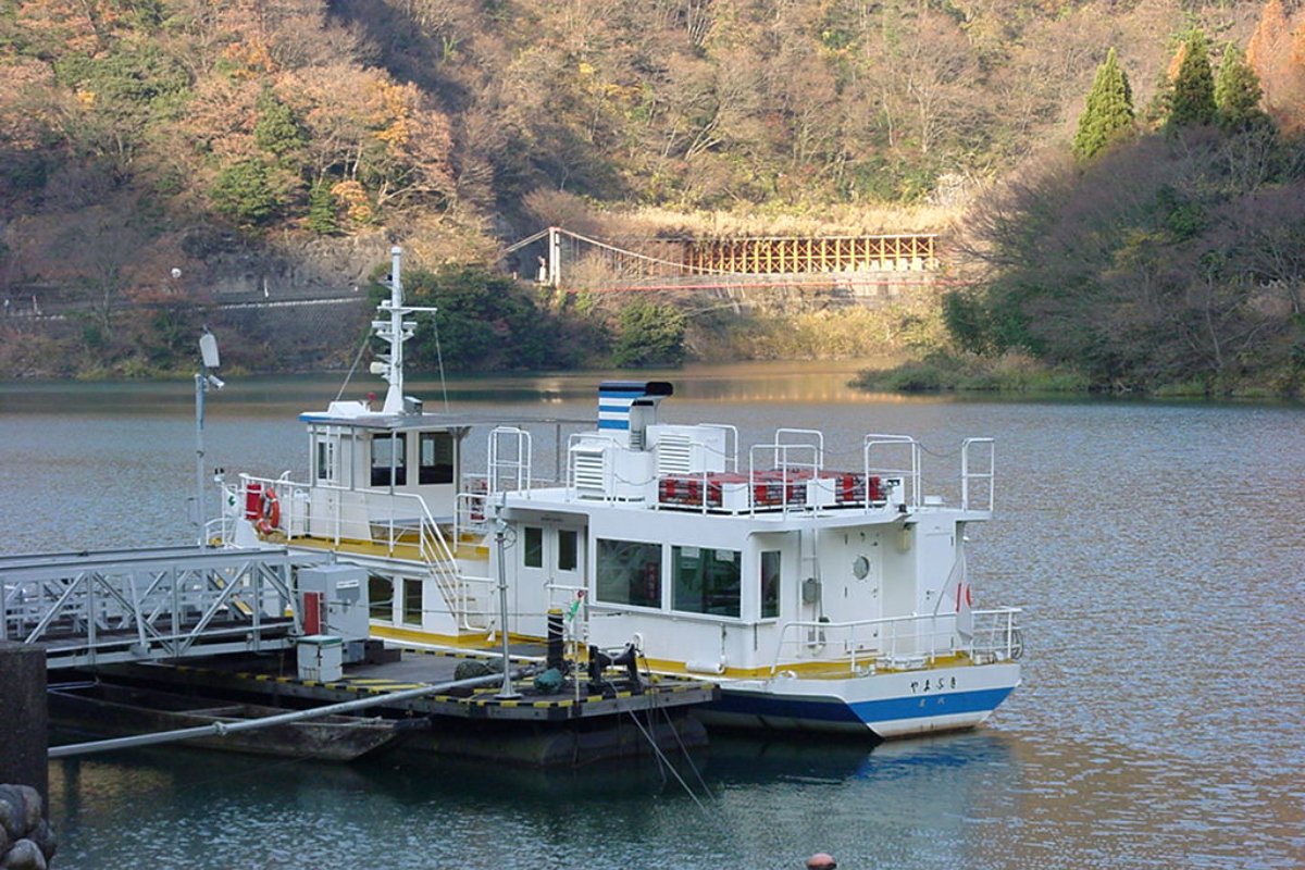 เรือล่องหุบเขาโชกาวะกลางภูเขาที่มีหิมะปกคลุมในฤดูหนาว