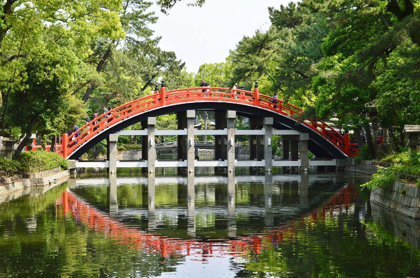 สะพานโค้งโซริฮาชิสีแดงของศาลเจ้าซุมิโยชิ