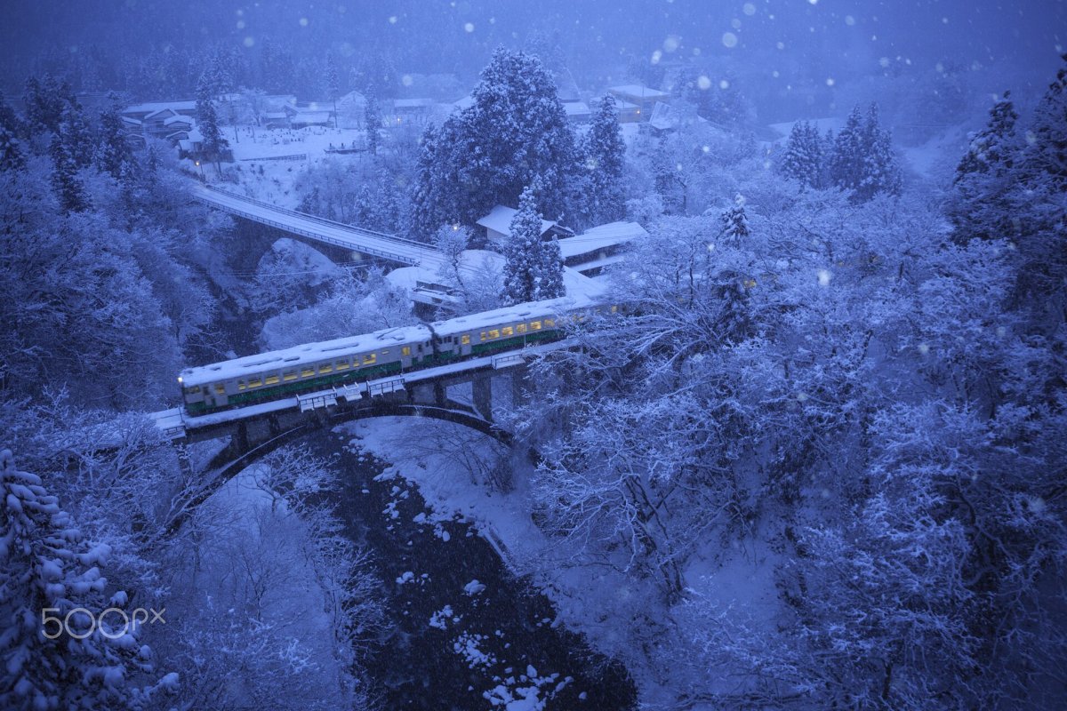 รถไฟสายทาดามิแล่นข้ามสะพานกลางหิมะ