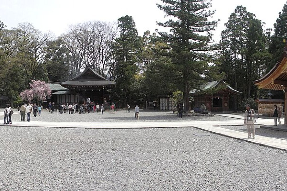 ลานกว้างและศาลาในบริเวณศาลเจ้าทากะไทฉะ