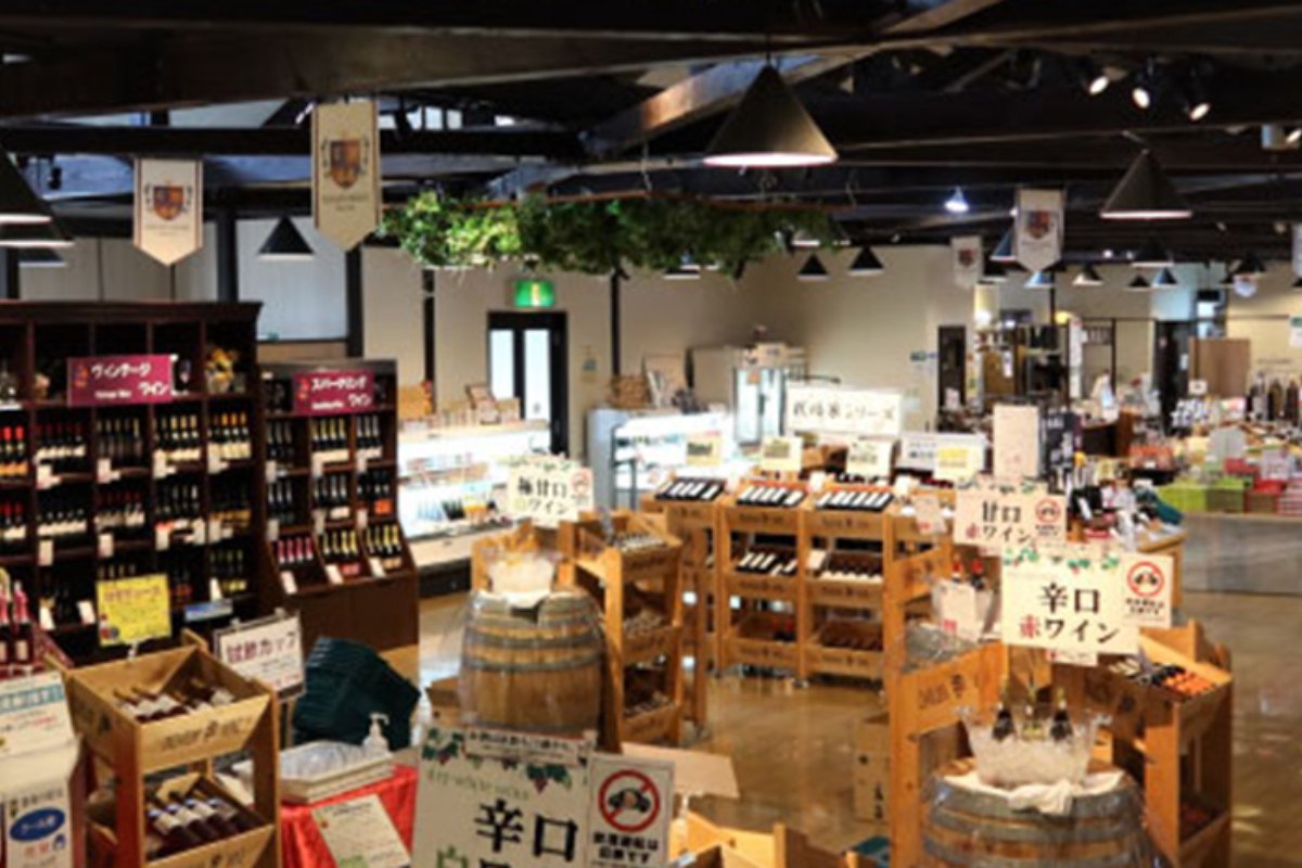 ร้านค้าในไวน์เนอรีทาคาฮาตะที่มีไวน์และของฝาก