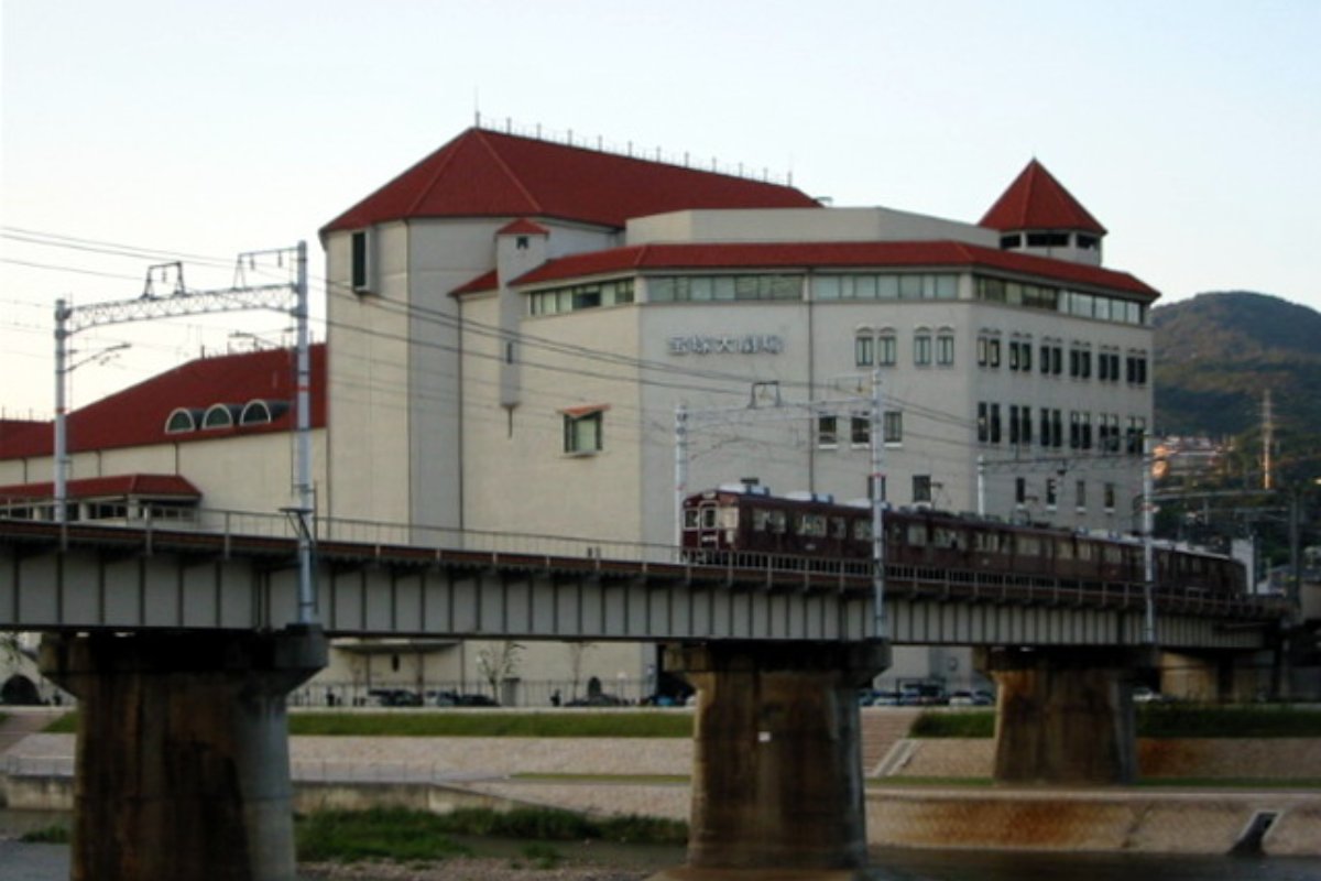 รถไฟฮันคิวแล่นผ่านหน้าโรงละครทาคาราซึกะ