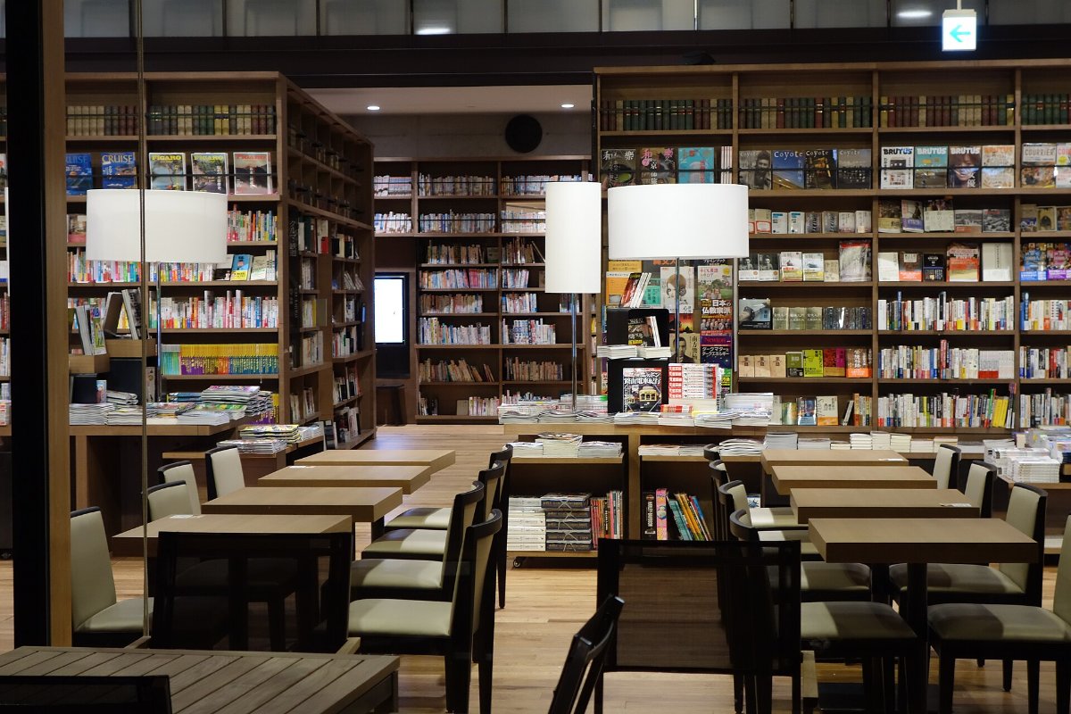 มุมอ่านหนังสือในห้องสมุดเมืองทาเคโอะ