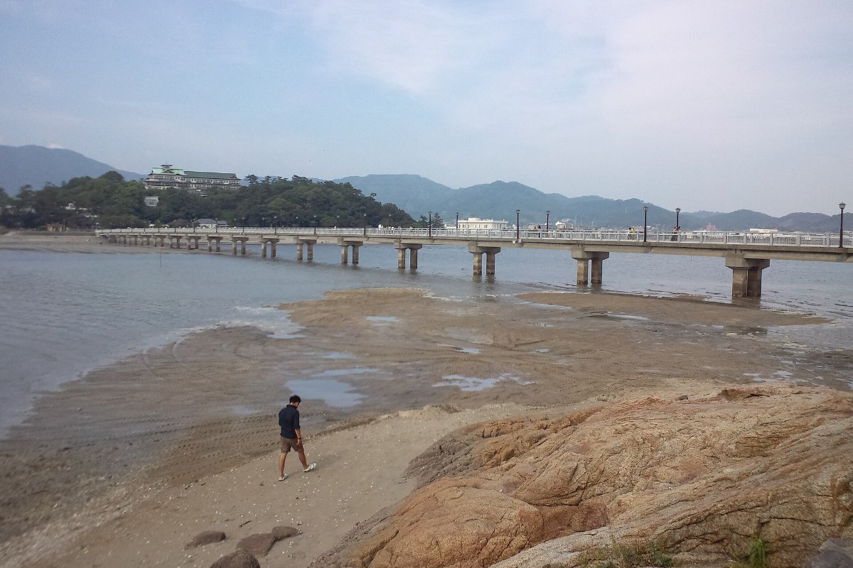 ชายหาดหน้าเกาะทาเคชิมะตอนน้ำลง