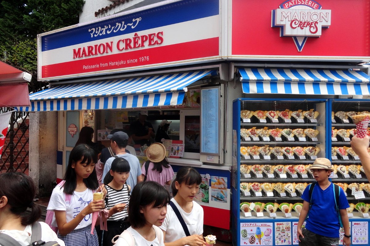 ร้านค้าเรียงรายบนถนนทาเคชิตะ