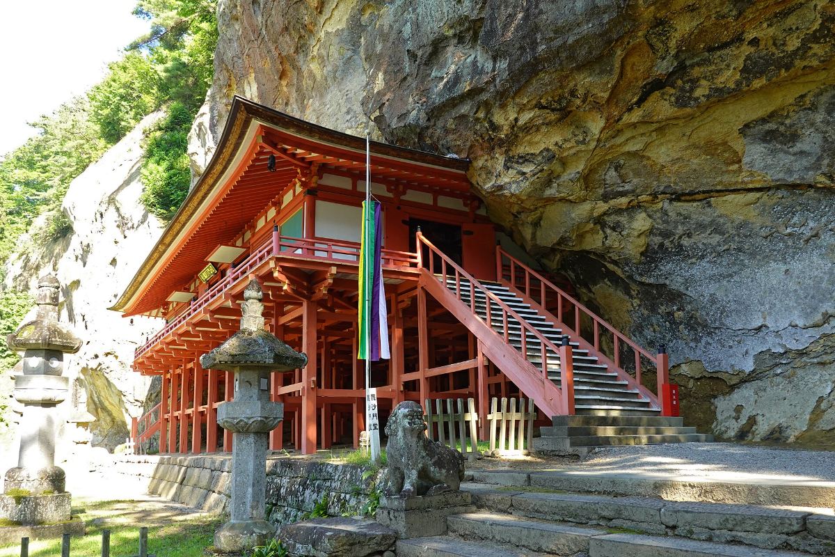 ศาลบิชามนและตะเกียงหินในเขตวัด