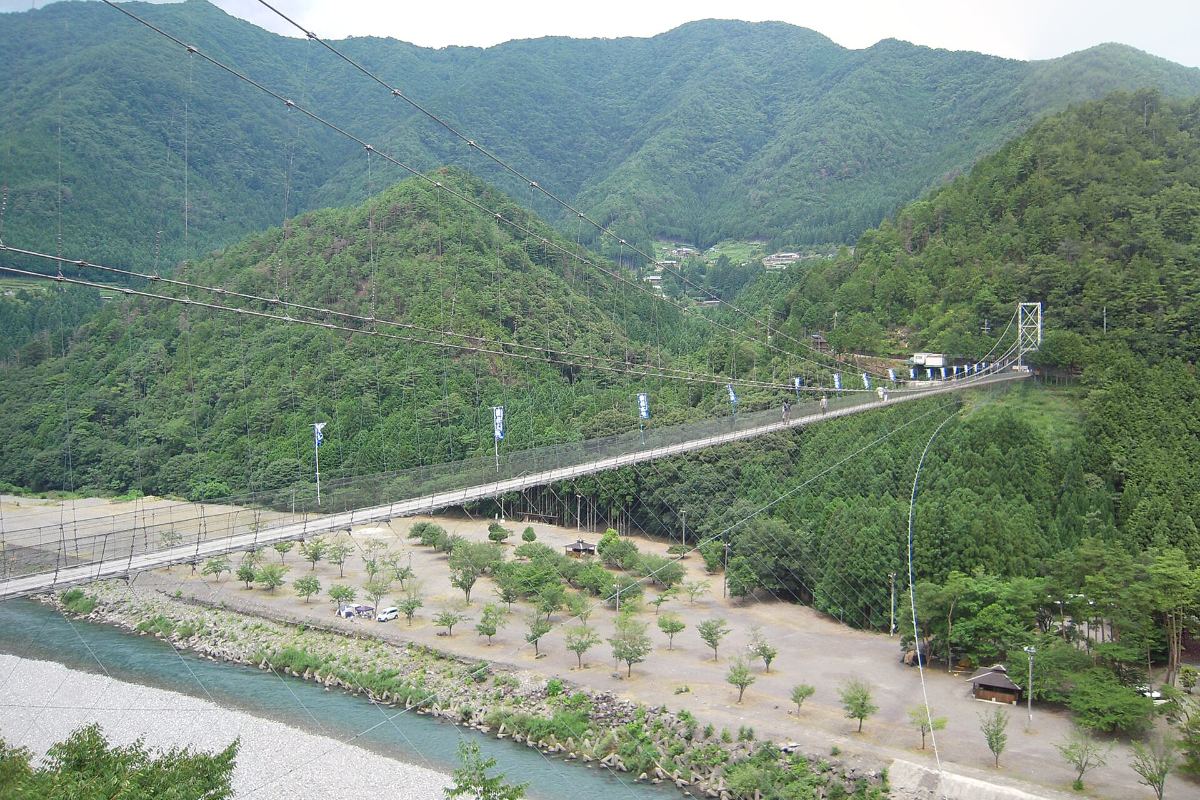 สะพานแขวนทานิเซะยาว 297 เมตรเหนือแม่น้ำ