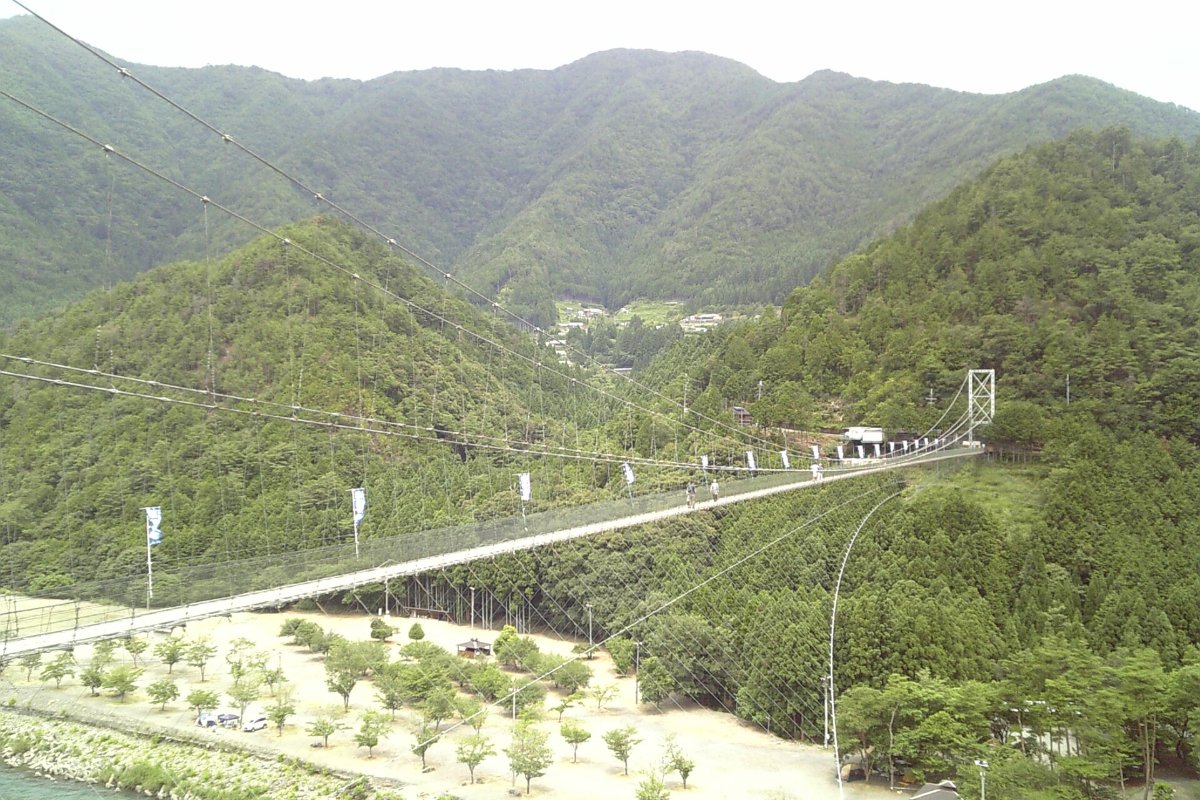 สะพานแขวนทานิเซะกับหมู่บ้านในหุบเขา