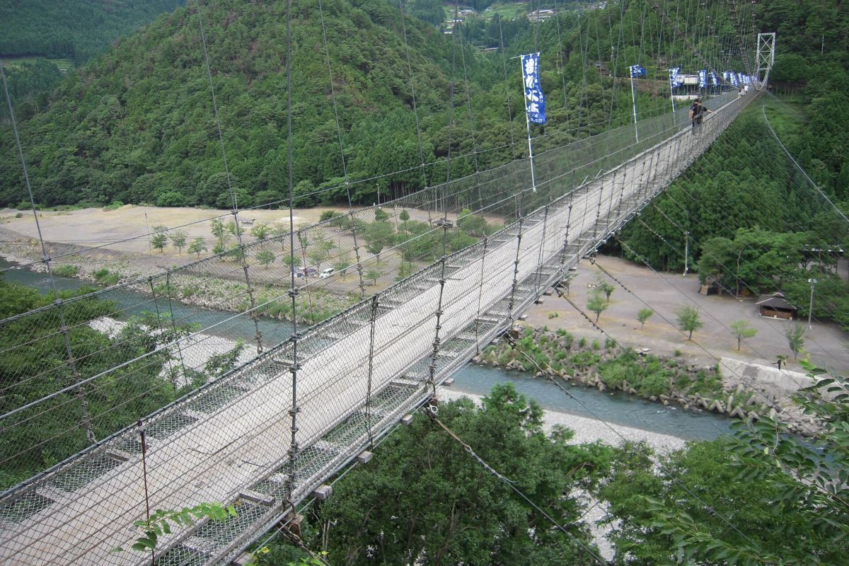 ลานริมแม่น้ำใต้สะพานแขวนทานิเซะ