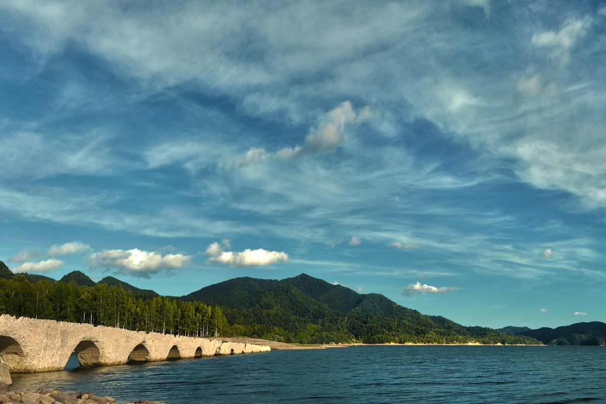 สะพานทาอุชูเบ็ตสึและทะเลสาบนุคาบิระมองจากระยะไกล
