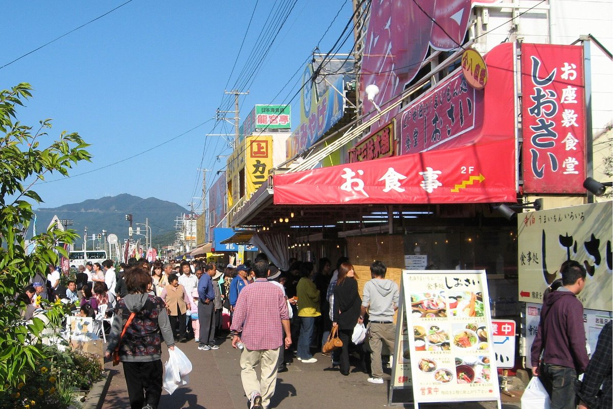 ถนนตลาดปลาเทราโดมาริที่มีคนเดิน