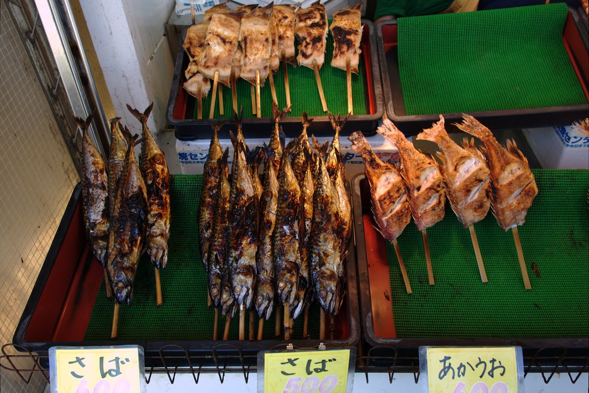 ปลาย่างเสียบไม้หน้าร้านในตลาดปลา