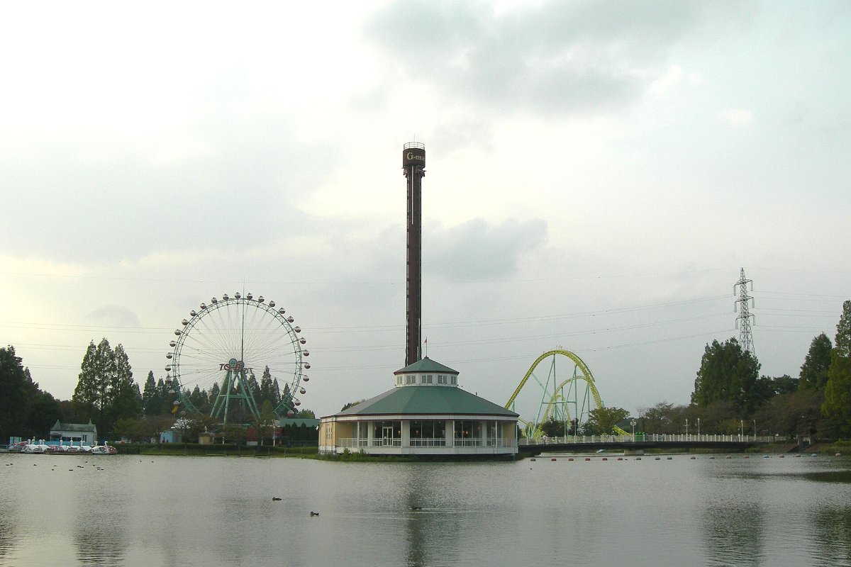 สวนสนุกในสวนสัตว์โทบุ มีชิงช้าสวรรค์และรถไฟเหาะ