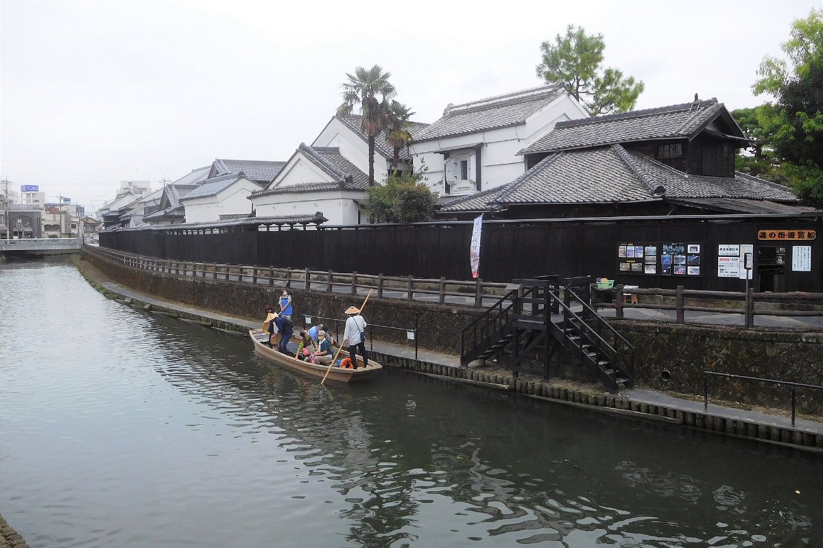 เรือล่องแม่น้ำอุซึมะผ่านโกดังเก่า