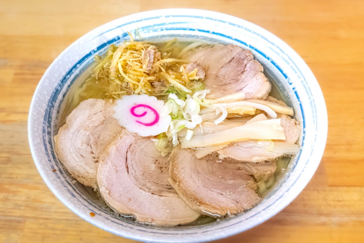 ราเม็งซุปโชยุสีใสกับเส้นหยิกไม่เท่ากัน โรยต้นหอมและหมูชาชู ราเม็งซาโนะ โทจิงิ