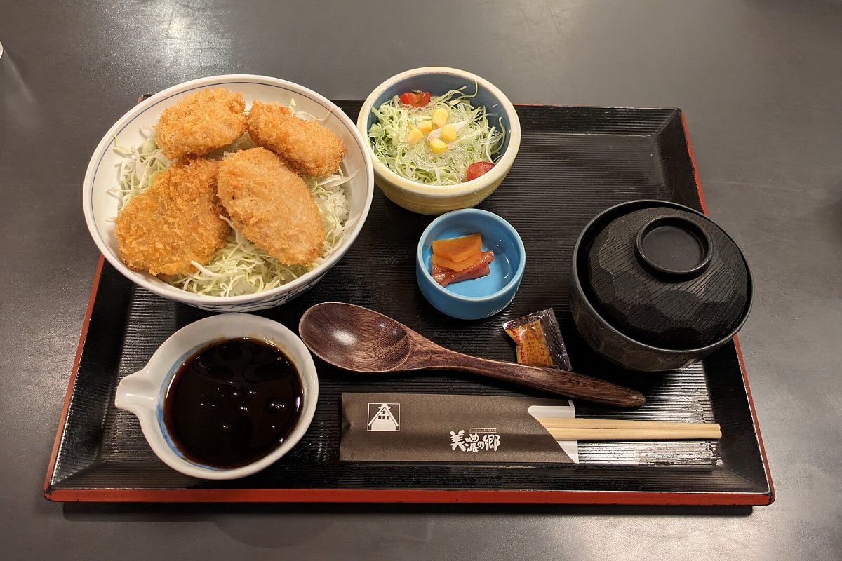 ข้าวหน้าหมูทอดราดซอสคู่กับโชไมหัวหอม ชุดคาราริโกะ ร้านในเมืองอาชิคางะ