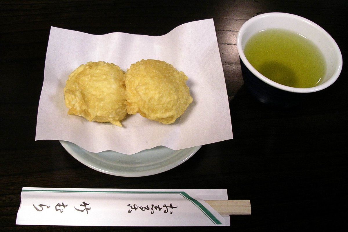 หมั่นโถวสอดไส้ชุบแป้งทอดสีทองเสียบไม้ ร้านซากาเอยะหน้าสถานีโทบุนิกโก