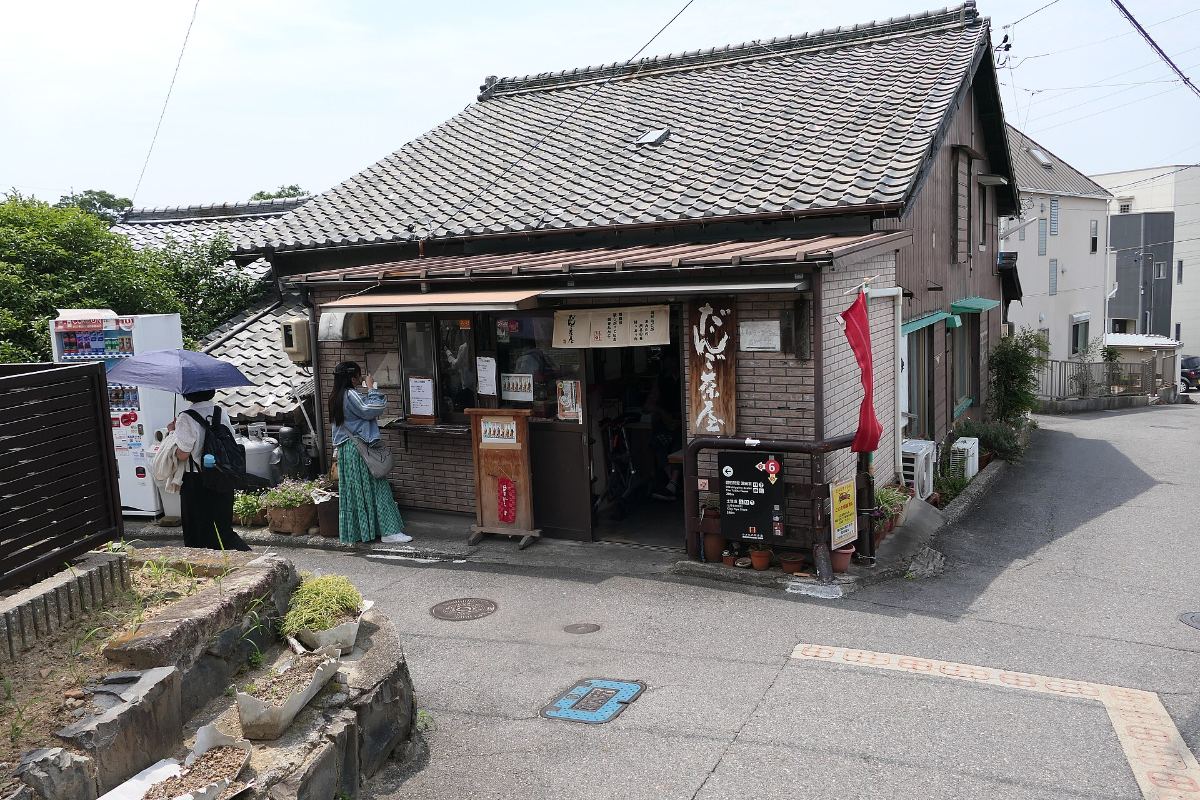 ร้านเล็กริมทางเดินเครื่องปั้นดินเผา
