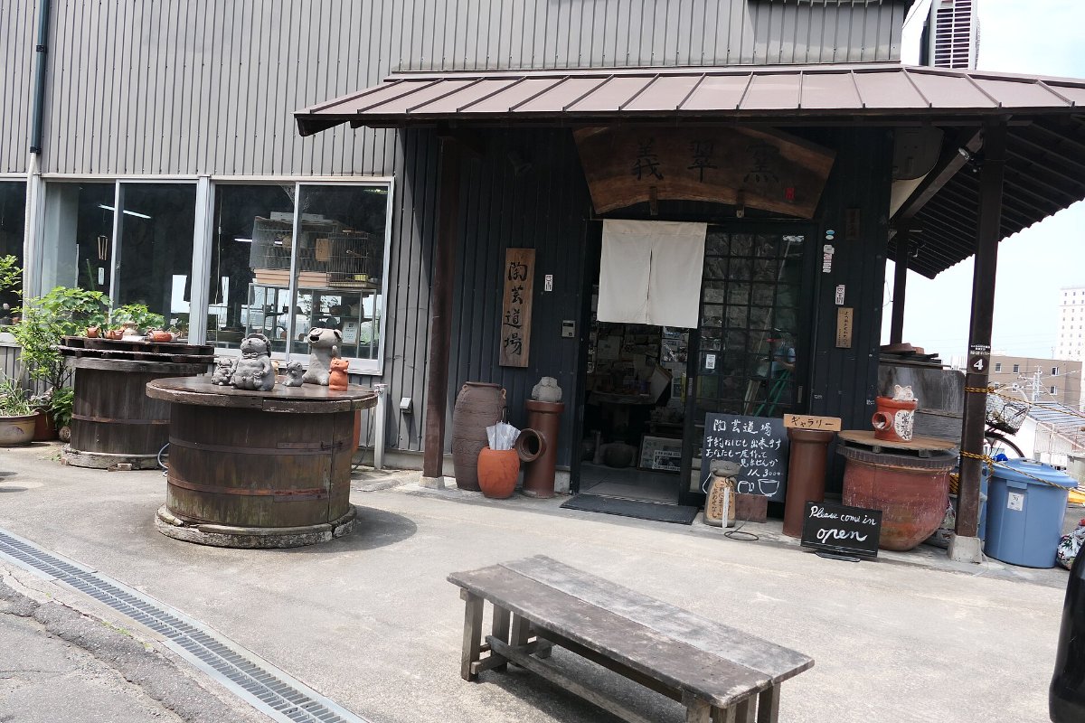 บ้านไม้เก่าและโอ่งดินเผาในโทโคนาเมะ