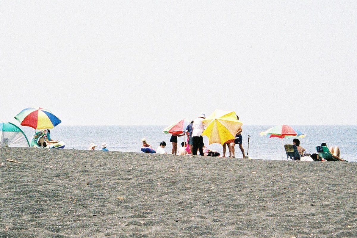 หาดโคโบฮามะและทะเลสีฟ้าที่เกาะอิซุโอชิมะ โตเกียว มีสระน้ำทะเลริมหาด