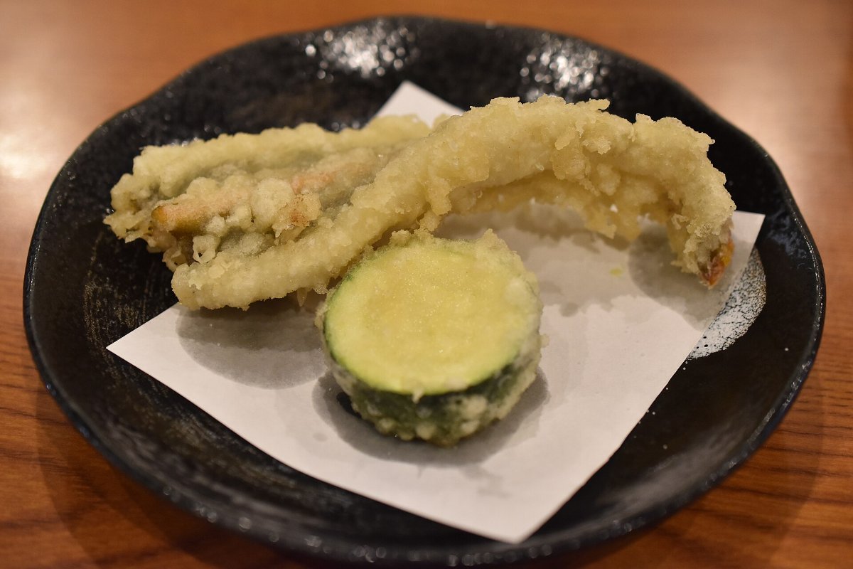 เทมปุระกุ้งและปลาทอดกรอบสีทองวางบนกระดาษ ร้านเทมปุระย่านกินซ่า โตเกียว