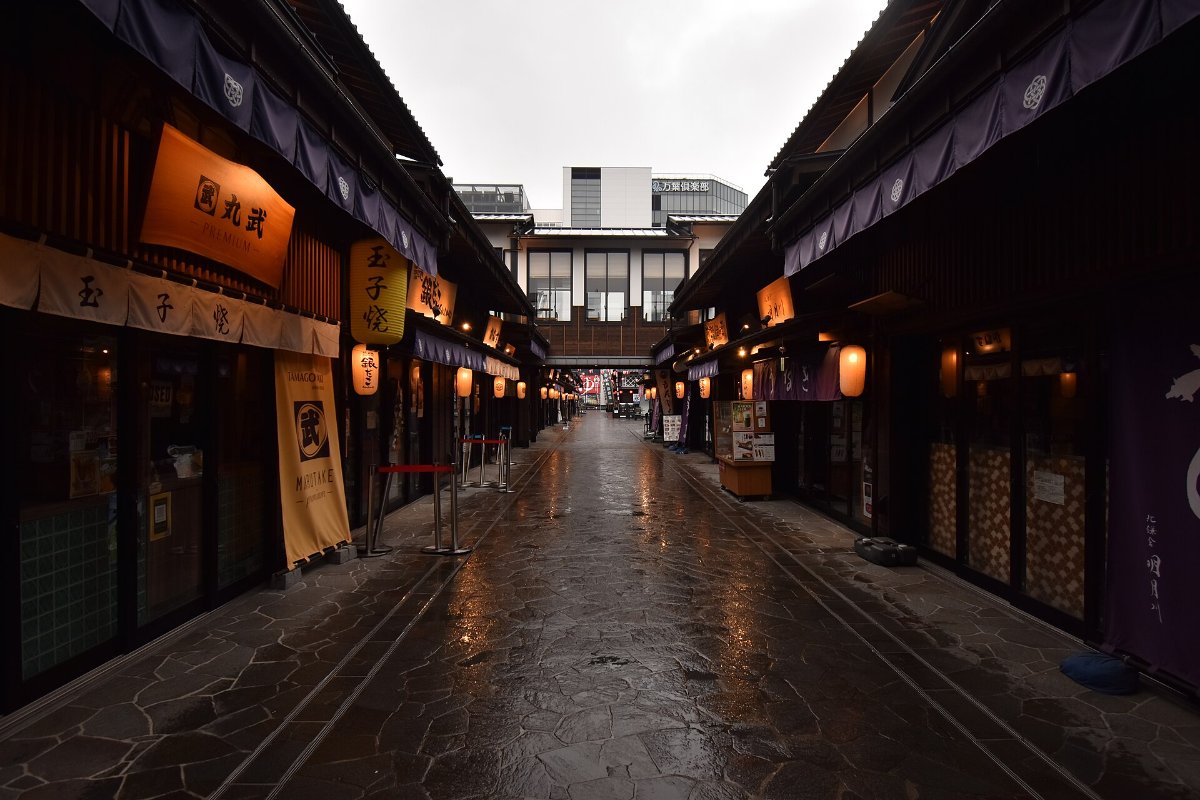 ร้านค้าบรรยากาศเมืองเอโดะในโทโยสุเซ็นเคียคุบันไร ข้างตลาดโทโยสุ โตเกียว