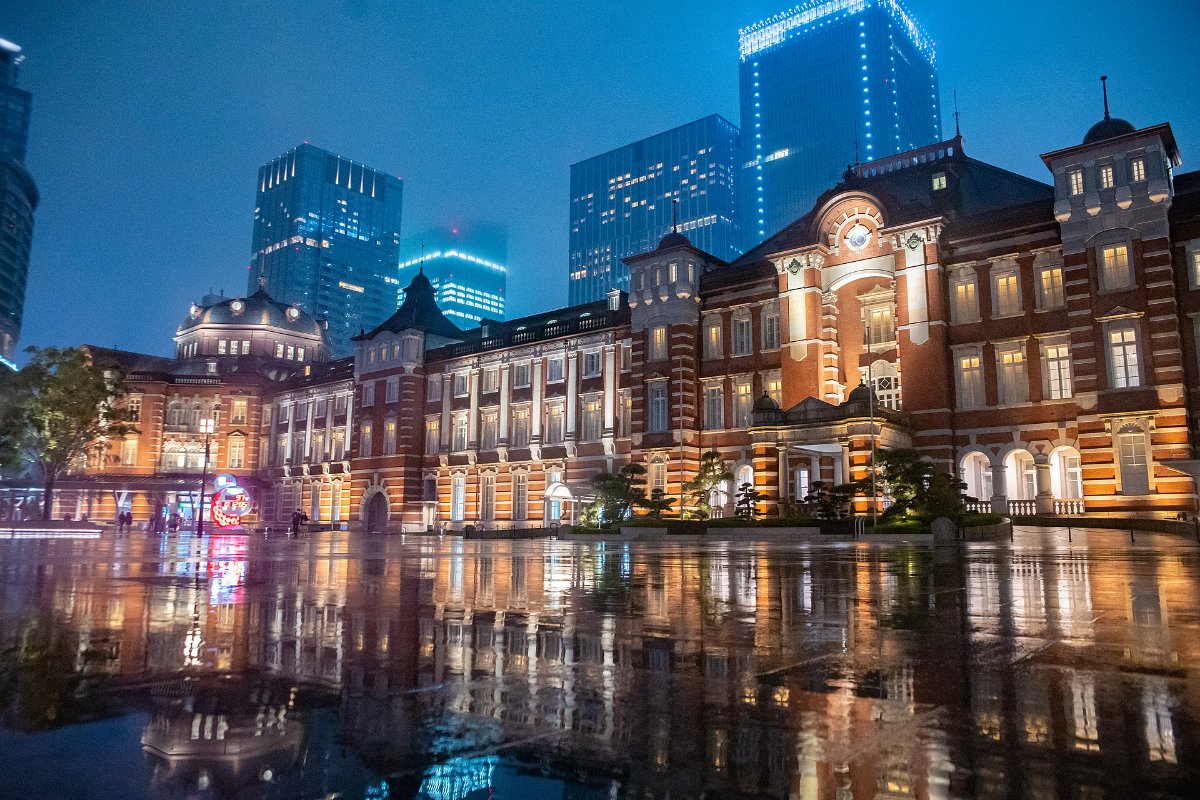 อาคารสถานีโตเกียวเปิดไฟยามค่ำ