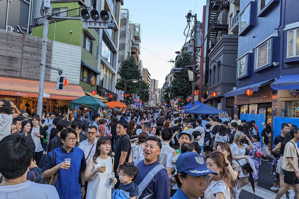 ถนนย่านอาซาบุจูบัง โตเกียว แน่นด้วยแผงลอยและผู้คนช่วงเทศกาลฤดูร้อนยามเย็น