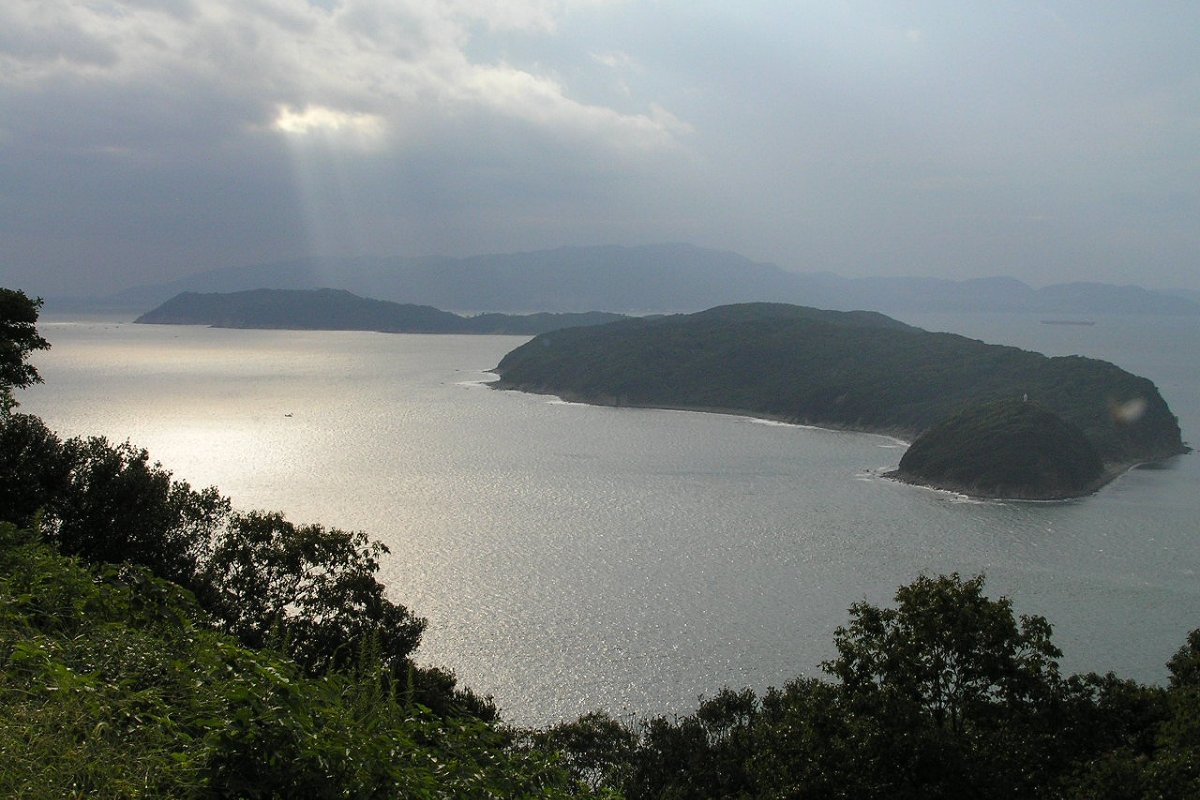 เกาะโทโมกาชิมะกลางช่องแคบคิตัน