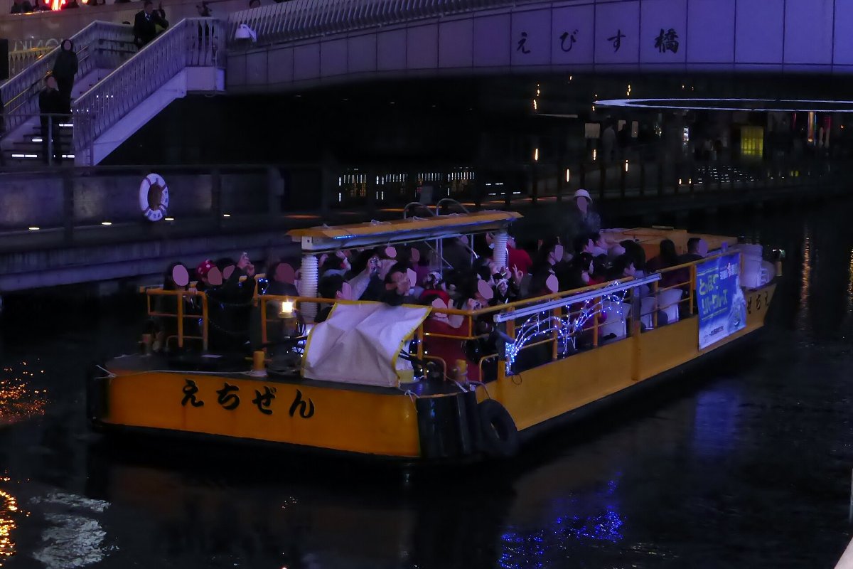 เรือทมโบริริเวอร์ครูซแล่นในคลองโดทงโบริยามค่ำ